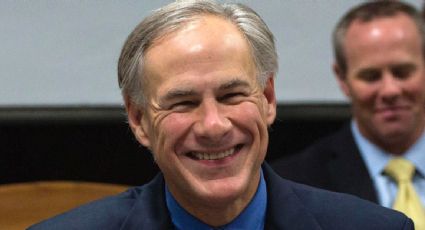 Greg Abbott envía otro autobús con migrantes fuera de Texas, ahora a Colorado