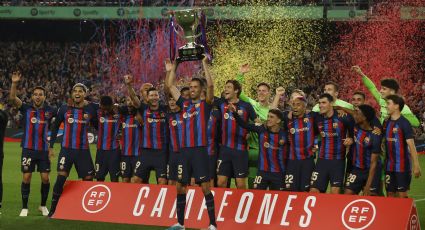 A pesar de la derrota, el Barcelona festeja con su afición y levanta el trofeo de Campeón de la Liga española 