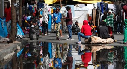 Grupo de migrantes mantiene campamento en la colonia Juárez pese al desalojo hecho por agentes del INM y policías de la CDMX