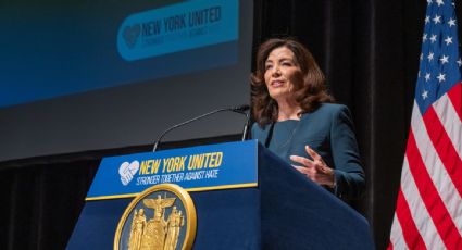 Kathy Hochul pide al gobierno de Biden permisos de trabajo para solicitantes de asilo que están en Nueva York