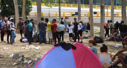 Migrantes instalan campamento en Tapachula a la espera de su traslado a Chiapas tras entregarse a las autoridades