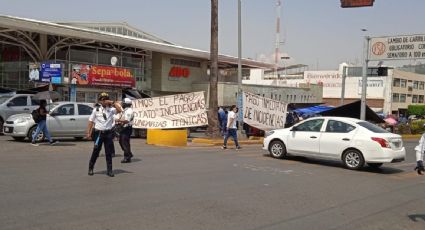 Maestros de la CNTE bloquean aeropuerto y central de autobuses en Oaxaca