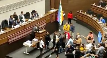 Legisladoras del partido de Arce golpean a opositoras durante comparecencia del ministro de Gobierno de Bolivia