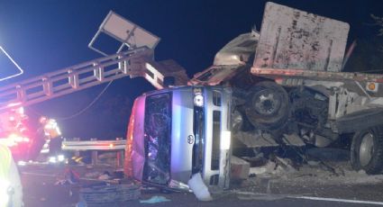 Tráiler impacta camioneta con turistas en la Autopista del Sol; hay 10 muertos y tres heridos