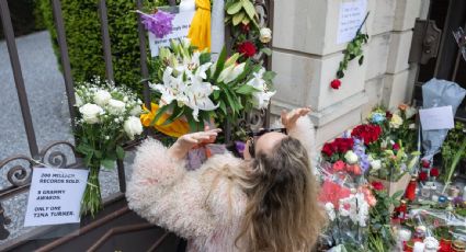 Fans rinden homenaje a Tina Turner con flores, velas y mensajes afuera de su casa en Suiza