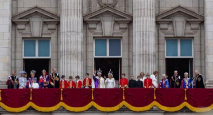 "Dios salve al rey": miles se reúnen para saludar a Carlos III y Camila en el Palacio de Buckingham tras la coronación