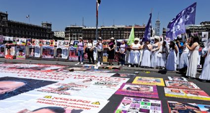 Activistas colocan carteles de presuntos deudores alimenticios frente a Palacio Nacional