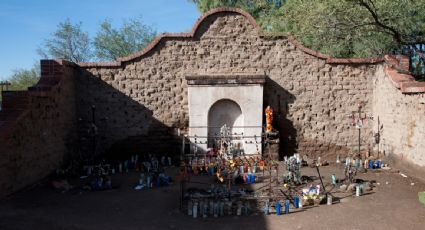 Migrantes recuerdan a los muertos de la frontera en el santuario "El Tiradito" en Arizona