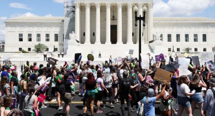 Miles se manifiestan y llaman a la resistencia a un año de la sentencia del Tribunal Supremo de EU contra el aborto