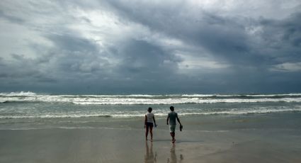 La tormenta tropical “Arlene” se debilita mientras avanza por el golfo de México hacia Florida