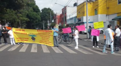 Trabajadores de Salud bloquean vías de la CDMX para exigir que se respeten sus derechos ante el traslado al IMSS-Bienestar