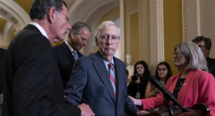 El senador republicano Mitch McConnell abandona conferencia de prensa tras quedar paralizado por un mareo