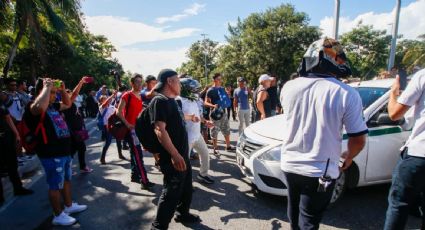 Detienen a dos taxistas de Cancún por atacar una camioneta que llevaba a turistas extranjeros