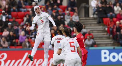 La marroquí Nouhaila Benzina hace historia como la primera mujer futbolista que juega un Mundial con un hiyab en la cabeza