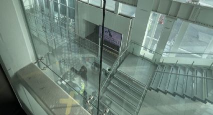Usuarios se quedan encerrados más de 25 minutos en un elevador del AICM; el aeropuerto los culpa por recargarse en las puertas