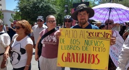 Grupo de padres de familia exige frente al Palacio de Gobierno de Chihuahua que se distribuyan los libros de la SEP