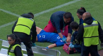 Daniela Flores, jugadora de Cruz Azul, abandona el partido ante el América en ambulancia tras sufrir una conmoción cerebral
