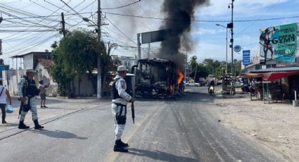 Transportistas bloquean y queman 12 vehículos en la carretera Acapulco-Zihuatanejo