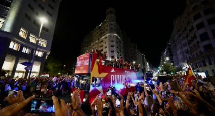 Madrid se desborda en festejos hacia la selección española y las nuevas reinas del futbol mundial
