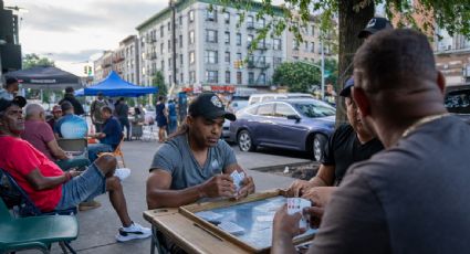 La llegada de migrantes a Nueva York es un problema serio para el 80% de los votantes, según encuesta