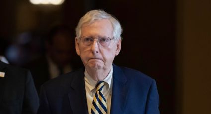 El republicano Mitch McConnell se queda paralizado durante una conferencia por segunda vez