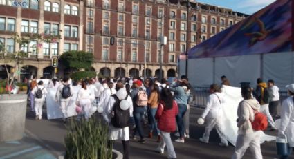 Personal de salud retira vallas con las que elementos de seguridad buscaban encapsular su protesta en el Centro Histórico de la CDMX