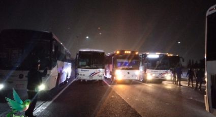 Conductores de transporte público bloquean ambos sentidos de la autopista México-Pachuca en protesta por extorsiones