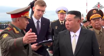 El líder de Corea del Norte revisa bombarderos con capacidad nuclear y un buque de guerra en su visita a Rusia