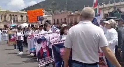 Colectivos en Zacatecas exigen la localización de desaparecidos al gobernador Monreal durante el desfile de Independencia