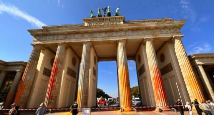 Activistas arrojan pintura a las columnas de la Puerta de Brandeburgo en protesta contra el cambio climático en Berlín