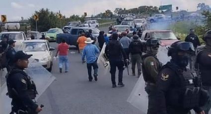 Policías antimotines de Veracruz desalojan con gas lacrimógeno a manifestantes que exigían el suministro de agua potable