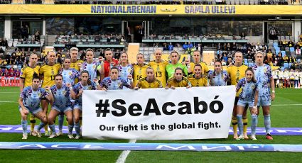 Españolas y suecas muestran pancarta con el lema “Se acabó, nuestra lucha es una lucha global”, para condenar abusos en el futbol femenil