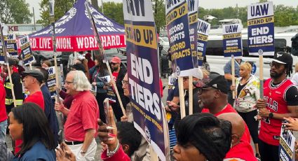 Ford ofrece a sus trabajadores canadienses aumento salarial de hasta un 25%; sigue en negociaciones con sindicato en EU