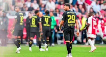 Santiago Giménez brilla con doblete y asistencia en el Clásico Ajax-Feyenoord, suspendido por lanzamiento de bengalas al campo