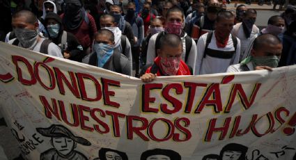 Protestan en las instalaciones del CNI en el noveno aniversario de la desaparición de los 43 normalistas de Ayotzinapa