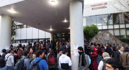 Estudiantes toman la Facultad de Economía de la UNAM por el noveno aniversario del caso Ayotzinapa