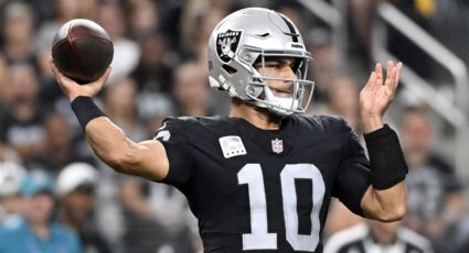 Jimmy Garoppolo, quarterback de Raiders, entra en el protocolo de conmociones tras sufrir un golpe en la cabeza