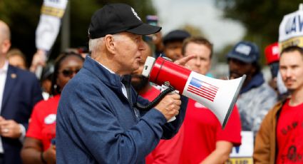 Biden visita en Michigan a trabajadores del sindicato automotriz UAW en huelga y les expresa su apoyo