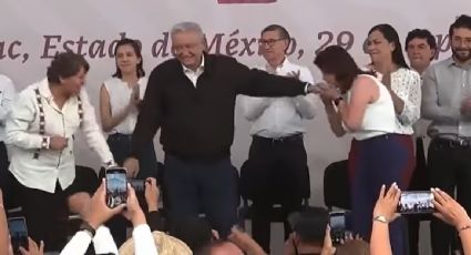 Alcaldesa de Tecámac defiende el beso en la mano a AMLO: “Es una costumbre en nuestro país y lo volvería a hacer”