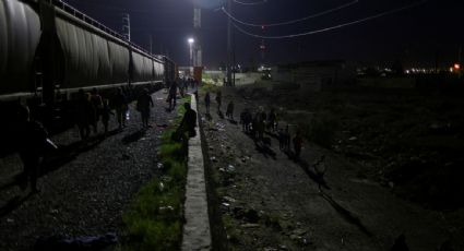 Migrantes a bordo de trenes de carga en México quedan varados a kilómetros de la frontera con EU