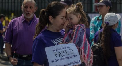 Padres de familia bloquean calles del centro de la CDMX para exigir el abasto de medicina contra la fibrosis quística