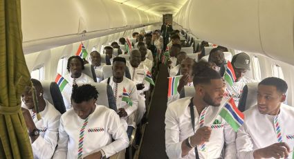 Jugadores de la selección de Gambia se desmayan por pérdida de oxígeno en el avión donde viajaban: "Pudimos morir"