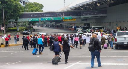 Manifestantes bloquean el acceso a la Terminal 1 del AICM