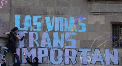 Integrantes de la comunidad LGBT+ se manifiestan frente a Palacio Nacional para exigir justicia por los asesinatos de mujeres trans