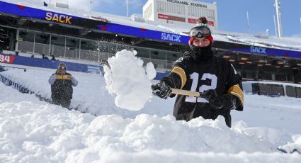 Aficionados de Steelers y Bills 'luchan' contra la nieve para tomar su lugar en el Highmark Stadium