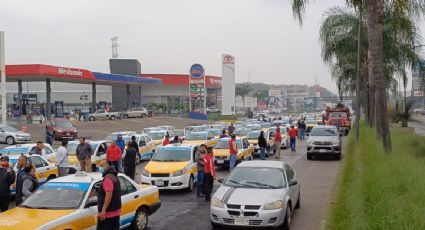 Taxistas bloquean calles en varios municipios de Veracruz; acusan a policías estatales y a marinos de abusos y extorsiones