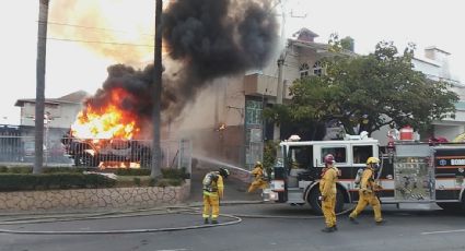 Al menos 30 sujetos armados incendiaron tres lotes de autos de lujo en Uruapan