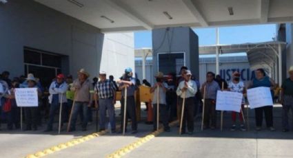 Sindicalistas piden al gobernador de Oaxaca que intervenga para liberar a casi 200 trabajadores retenidos en un cuartel de policía