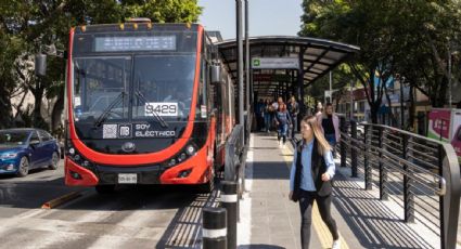 Unidad del Metrobús choca contra camioneta de mensajería en la alcaldía Gustavo A. Madero; hay tres heridos