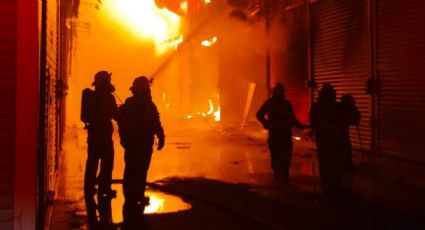Incendio consume más de 60 locales del tianguis de ropa TextiCuitzeo en Michoacán